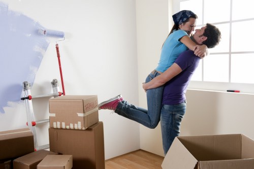Experienced packers handling fragile items in Hithergreen